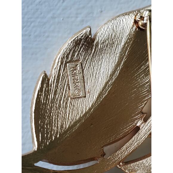 Vintage Crown Trifari Designer White Enamel Leaf Brooch - Picture 4 of 4